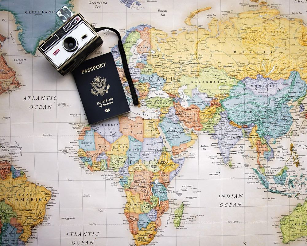 ワーホリの目的を叶えるおすすめ協定国を選ぶ様子