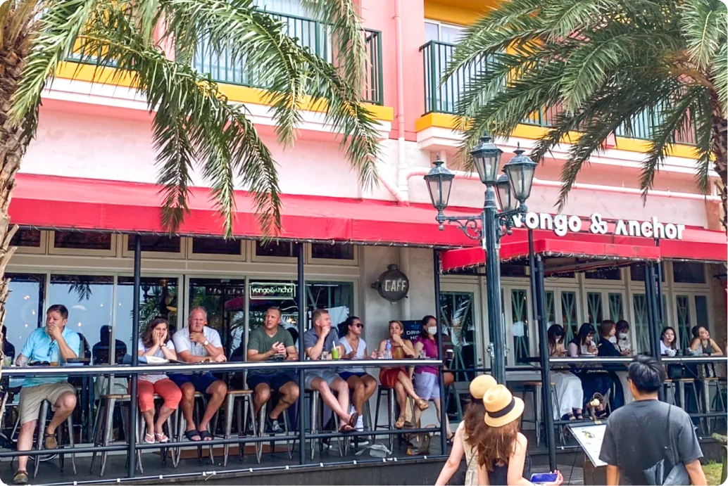 北谷・アメリカンビレッジのカフェで過ごす外国人観光客