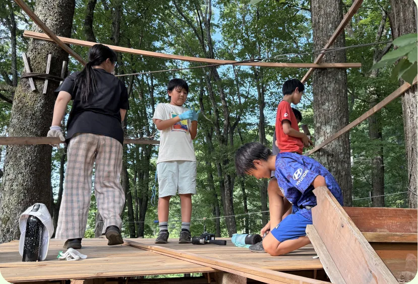 夏の森でものづくりに挑戦するEnglish Campの子どもたち