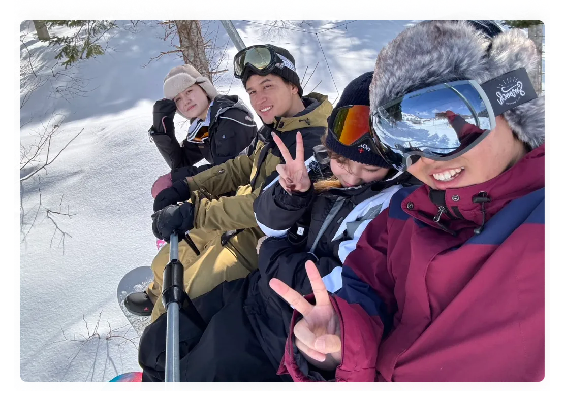 ニセコの雪山で仲間とスノーボードを楽しむ参加者
