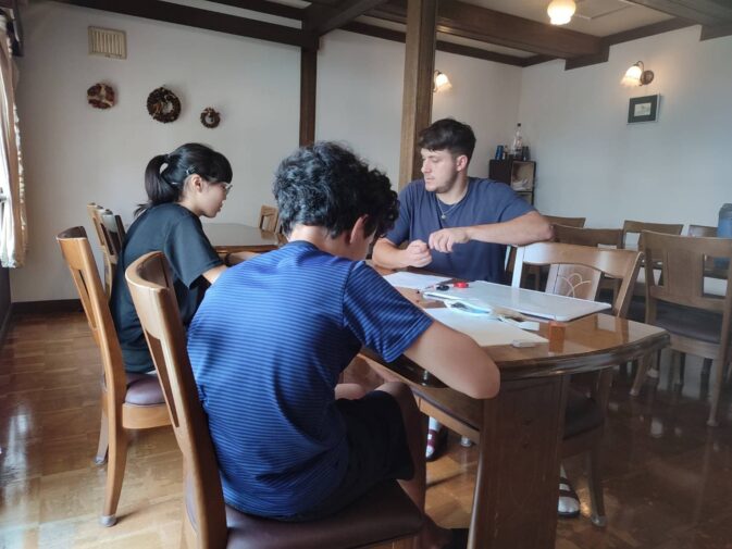 ニセコ留学中の授業にでる中学生