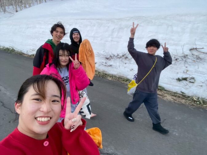 ニセコで学校兼宿舎へ外国人と一緒に帰るところ