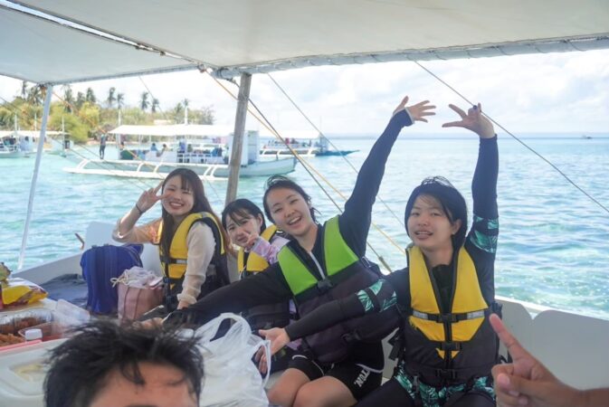 アイランドホッピングの船上で楽しむ生徒