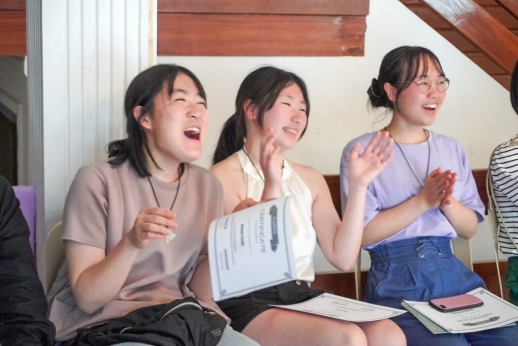 笑い合う生徒