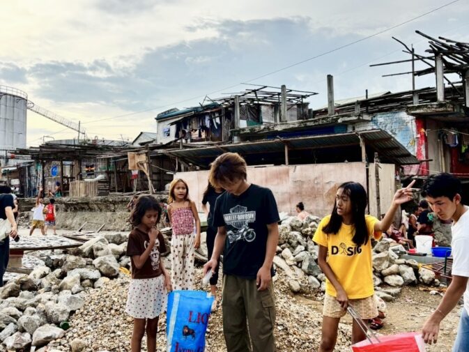 セブ島スラム街に住んでいる子供と関わる生徒