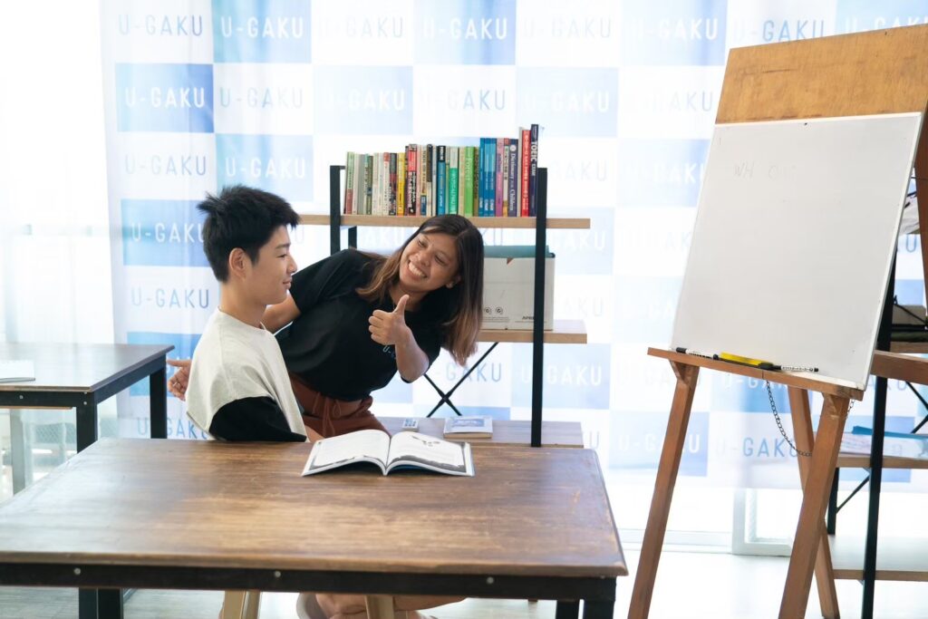 先生と授業を楽しむ生徒