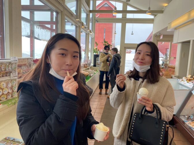 北海道・ニセコでアイスを楽しんでいる生徒