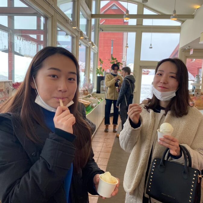 北海道・ニセコでアイスを楽しんでいる生徒