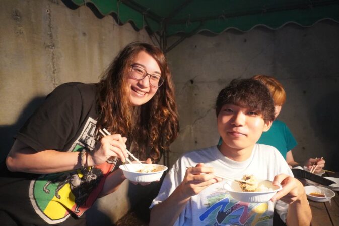 若年成人の女性1人男性1人、皿を持つ」